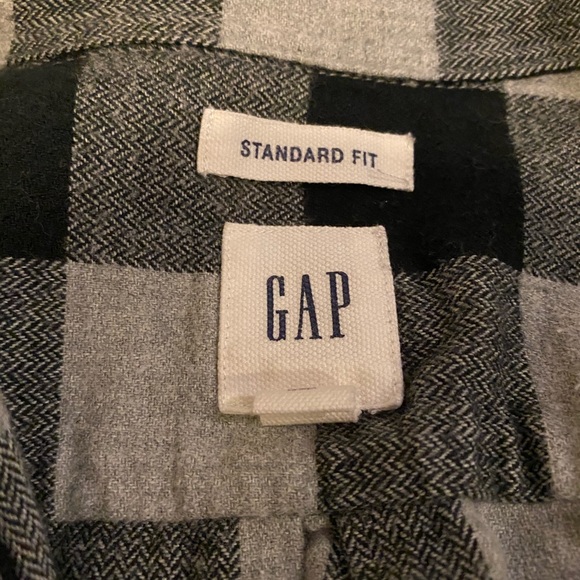 Gap long sleeve button down shirt. - Picture 2 of 3